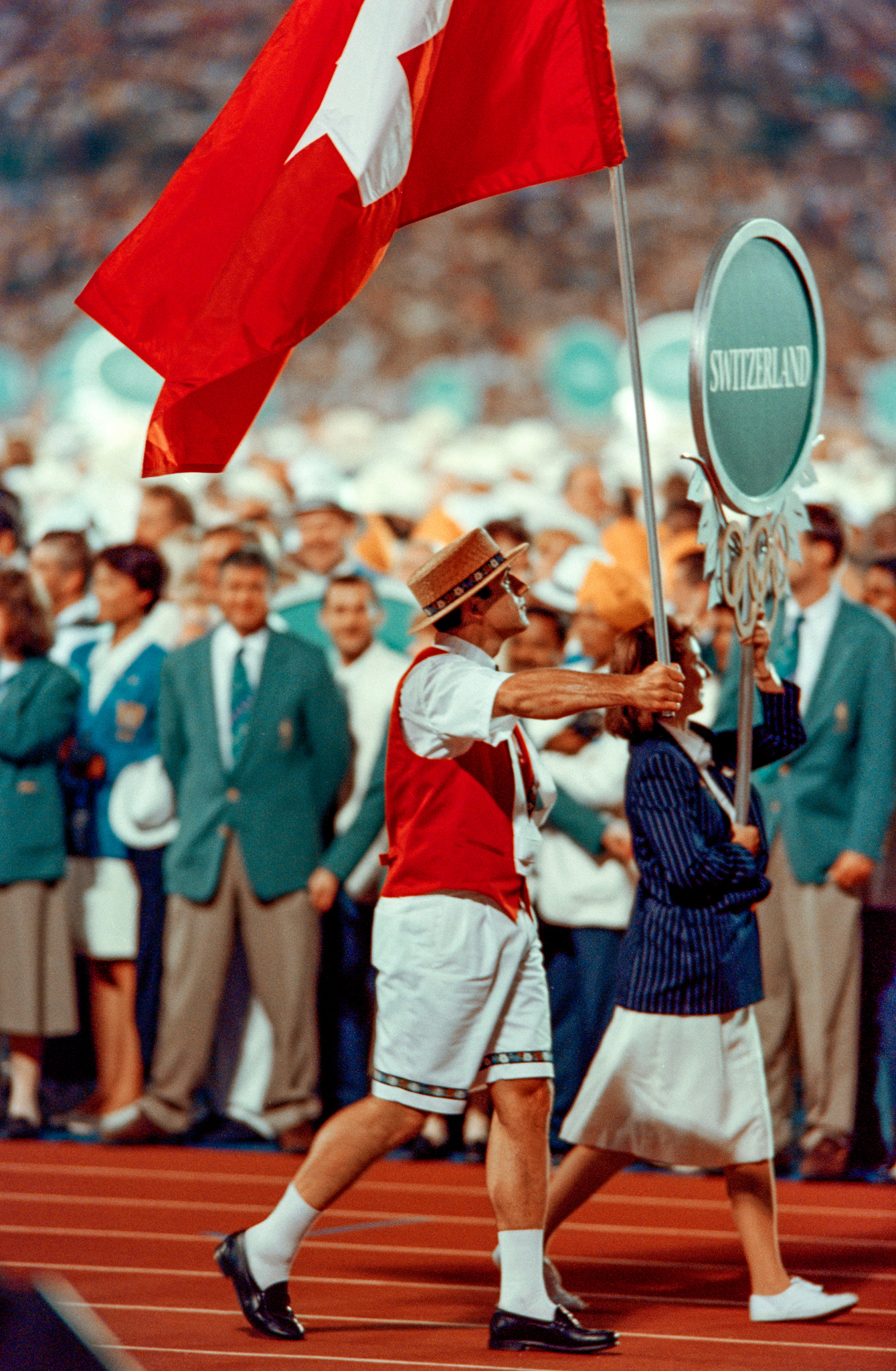 Handball-Captain Stefan Schaerer trägt die Schweizer Fahne bei der Eröffnungsfeier der Olympischen Spiele 1996 in Atlanta ins Stadion.