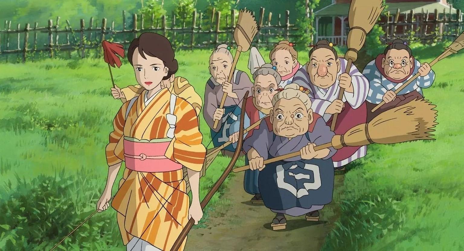 Personnage en kimono marchant devant un groupe de personnes âgées tenant des balais, dans un paysage verdoyant.