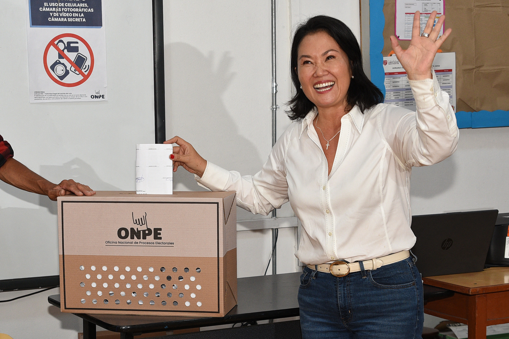Keiko Fujimori, candidate du parti Fuerza Popular, glisse son bulletin dans l’urne de l’ONPE lors de l’élection présidentielle péruvienne à Lima.