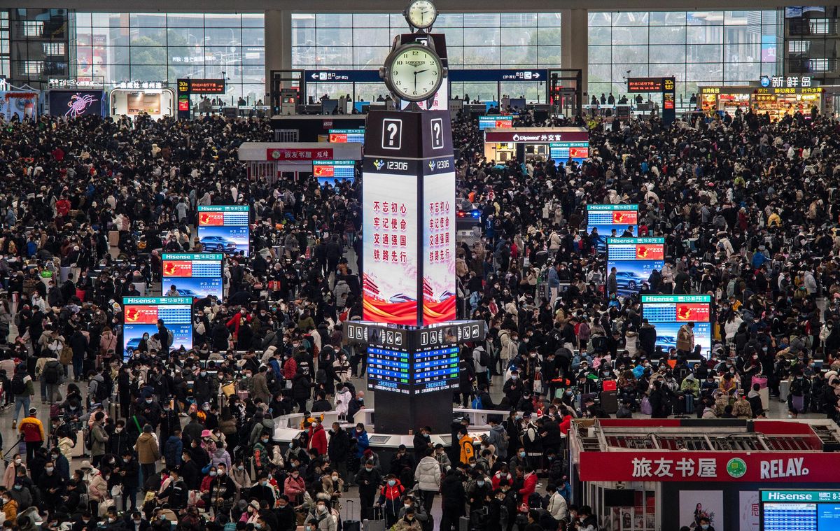 Gare de Hongqiao à Shanghai, la foule des passagers patiente en attendant les trains qui les mèneront à leurs villes et villages d’origine pour fêter le Nouvel-An chinois.