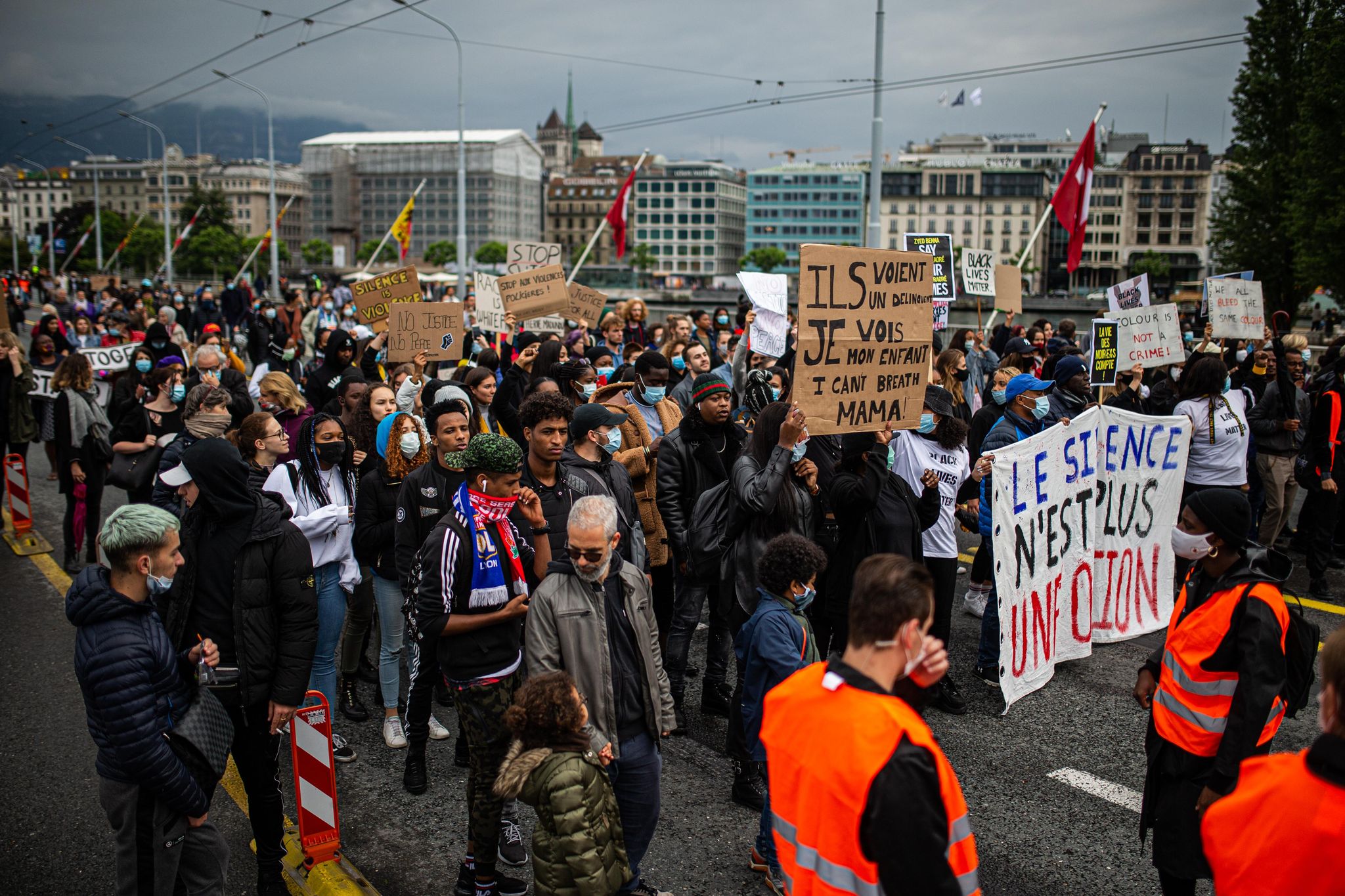Genève, le 9 juin 2020.
Rassemblement Black Lives Matter contre le racisme et les violences policières. Le mouvement planétaire fait suite au décès de George Floyd le 25 mai lors de son arrestation à Minneapolis aux États-Unis. Ici, les manifestants défilent sur le Pont du Mont-Blanc. ©Pierre Albouy/Tribune de Genève