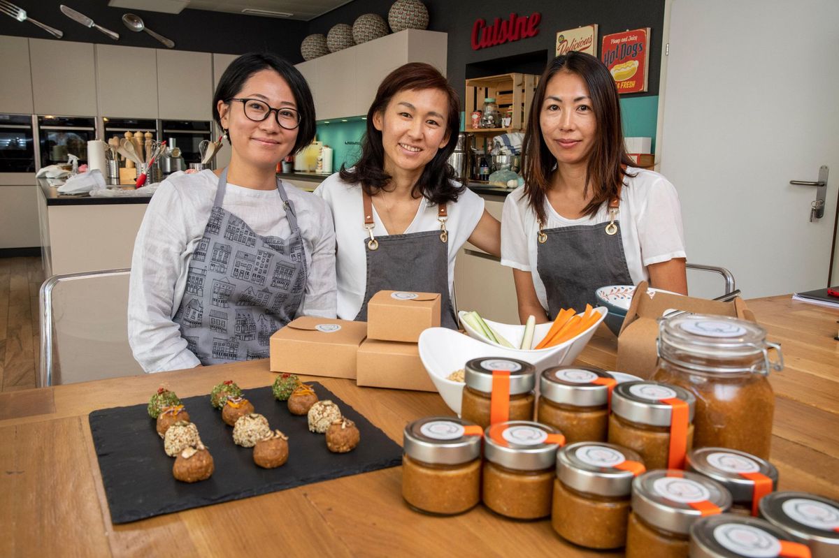 Yuki Kruger, Azusa Kozma et Yumiko Schaerer dans la cuisine qu’elles utilisent à Nyon.