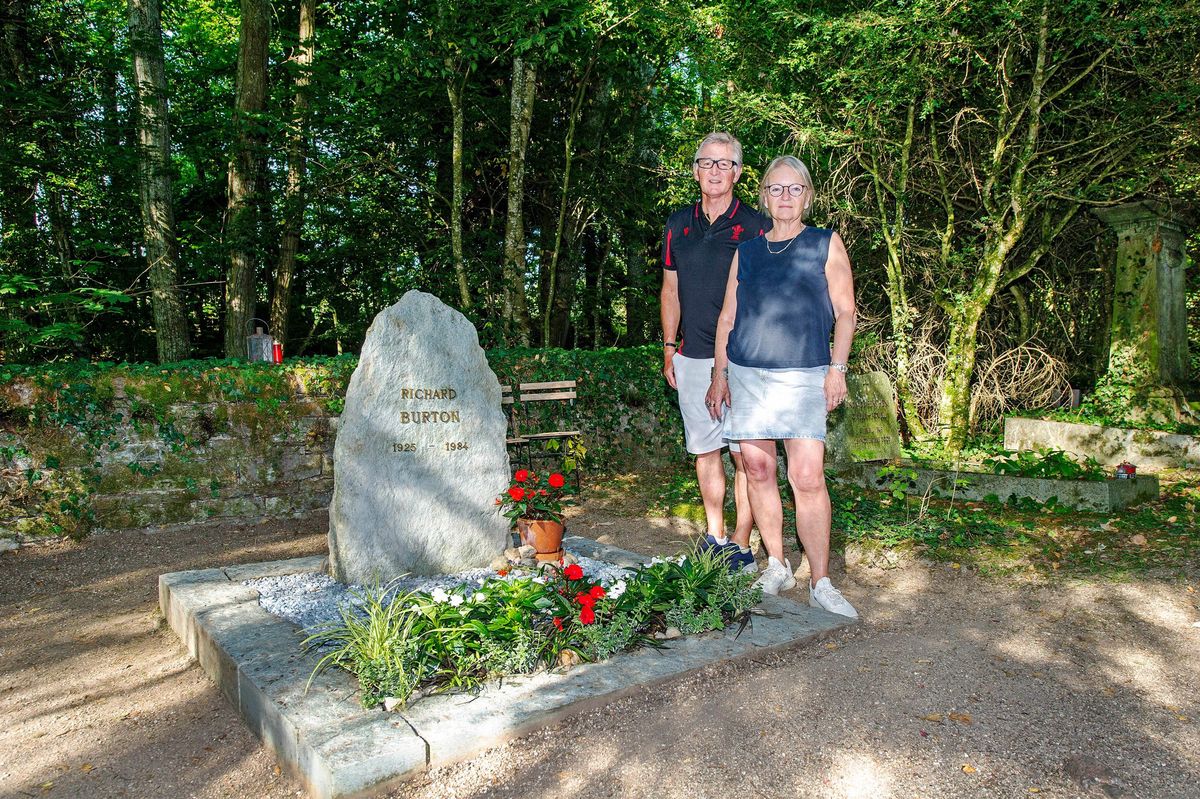 Richard et Birgit Jennings ont complètement remis en état la sépulture de Richard Burton, célèbre acteur gallois enterré à Céligny. Celle-ci était laissée à l’abandon depuis 2019.