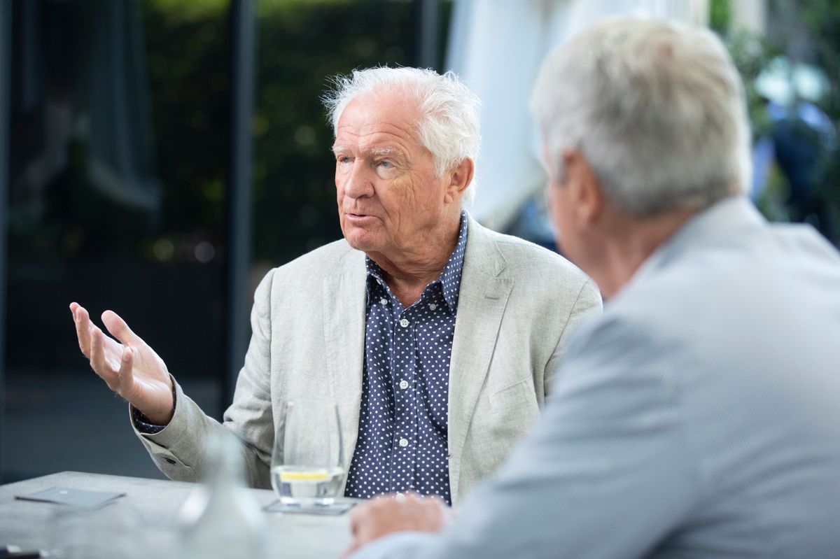 Le professeur Henrik Kehlet était à Lausanne vendredi pour recevoir le BJS Society Award, décerné pour la première fois par le British Journal of Surgery. Ses recherches ont permis d’améliorer significativement la récupération des patients après une opération. Directeur du CHUV, Nicolas Demartines (de dos), a contribué à les promouvoir en Suisse.