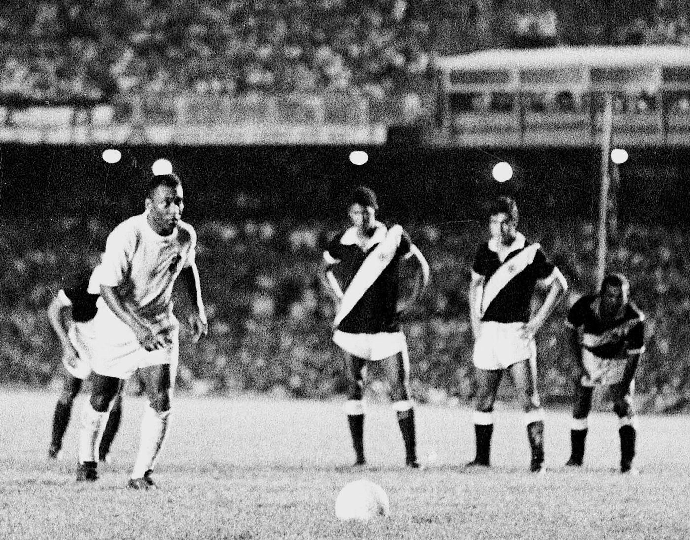 Picture taken on November 19, 1969 shows Santos football player Pele preparing to score his 1000th goal from the penalty spot against Vasco de Gama at the Maracana stadium in Rio de Janeiro. (Photo by DOMICIO PINHEIRO / AESTADO / AFP) / Brazil OUT / RESTRICTED TO EDITORIAL USE - MANDATORY CREDIT "AFP PHOTO/DOMICIO PINHEIRO" - NO MARKETING NO ADVERTISING CAMPAIGNS - INTERNET OUT- DISTRIBUTED AS A SERVICE TO CLIENTS