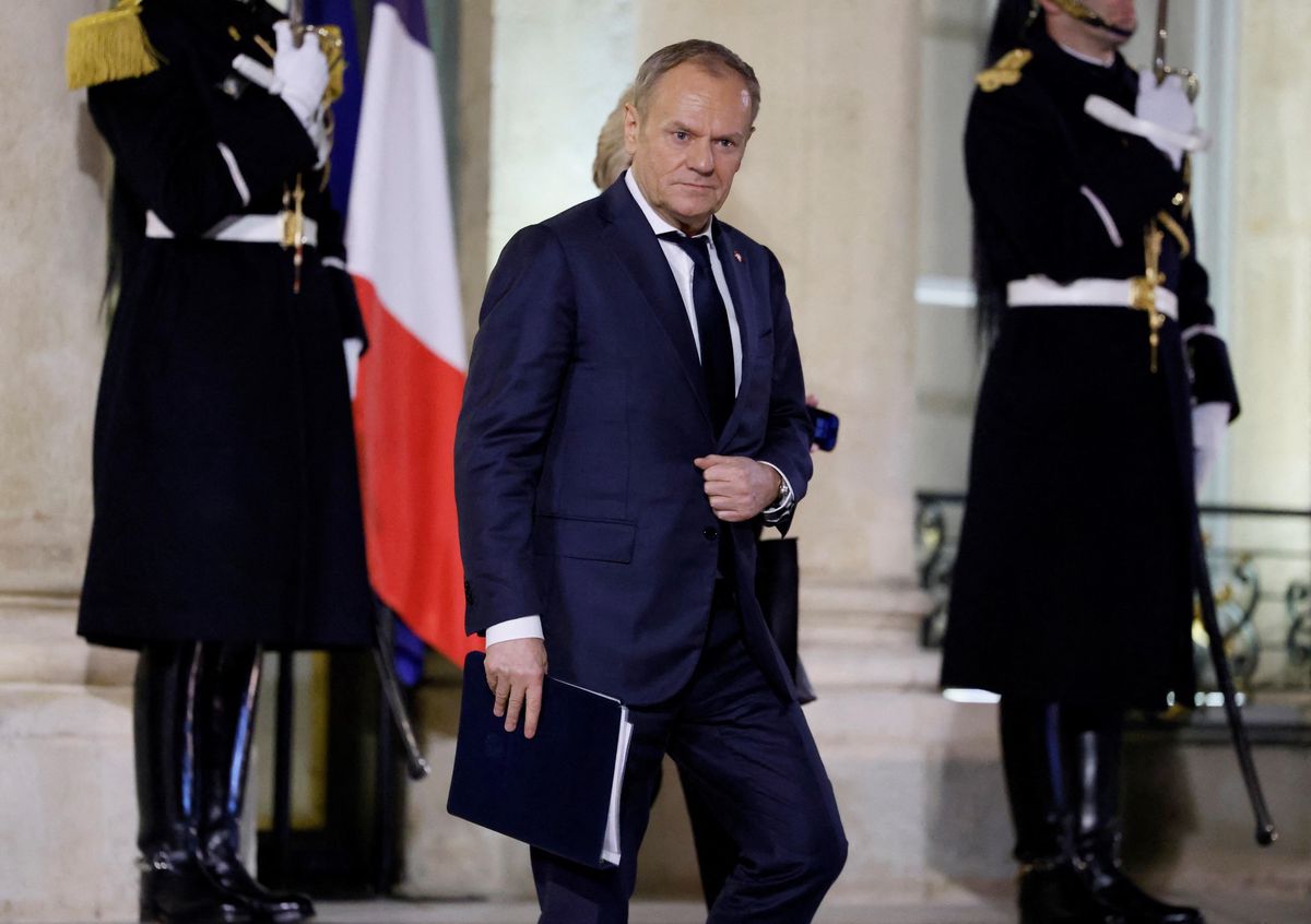 Le Premier ministre polonais Donald Tusk quitte un sommet informel des dirigeants européens à l’Élysée, Paris, le 17 février 2025, pour discuter de la situation en Ukraine et de la sécurité européenne.