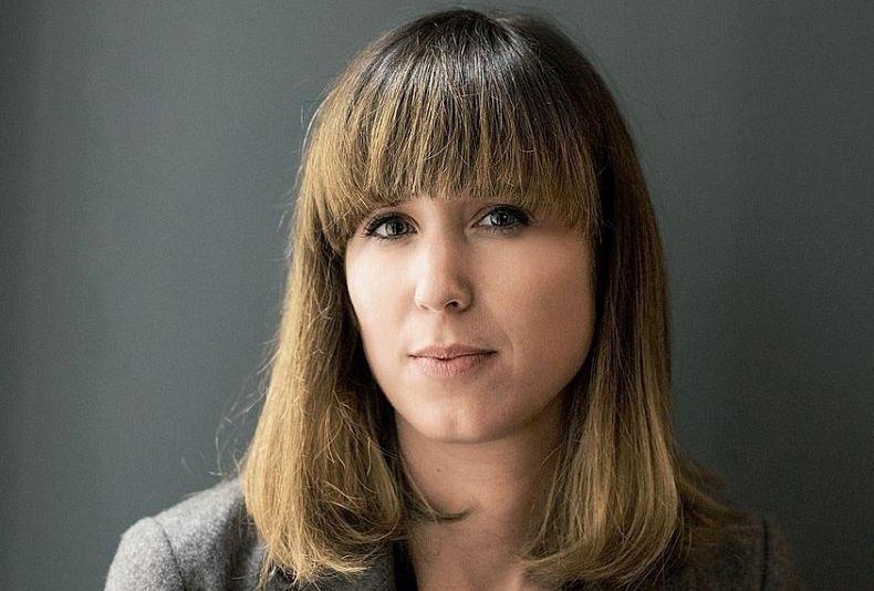 «En réalité, toutes [mes interlocutrices] ont brisé le plafond de verre, très bas à leur époque. Sans se revendiquer féministes, elles ont, par leurs parcours individuels, ouvert la voie. Je pense d’ailleurs que l’idée que leur témoignage puisse rectifier l’image que l’on se fait des femmes dans le renseignement a joué dans leur décision de me parler.» - Chloe Aeberhardt