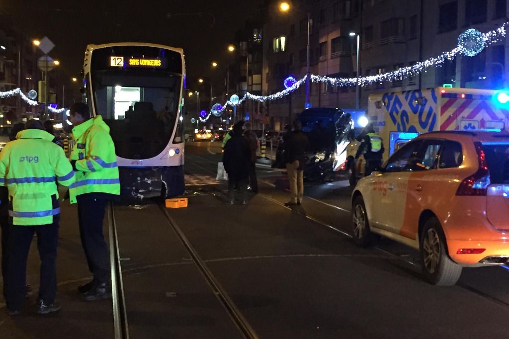 Collision entre une voiture et un tram à Thônex