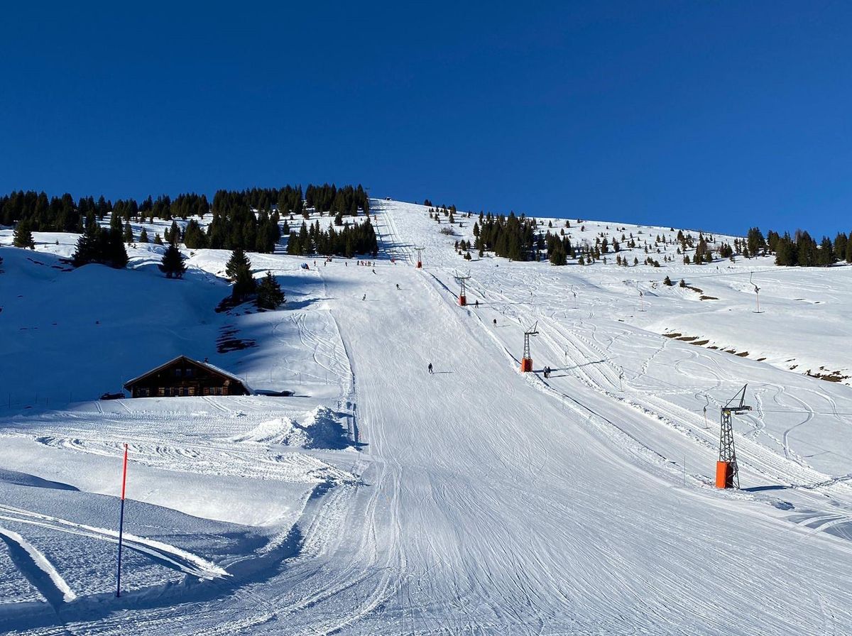 Après avoir reçu les premiers soins sur le lieu de l’accident, l’homme a été transporté à l’Hôpital de Sion par un hélicoptère d’Air-Glaciers.