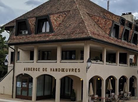 Un imposant bâtiment d’une auberge qu’on ne peut pas rater.