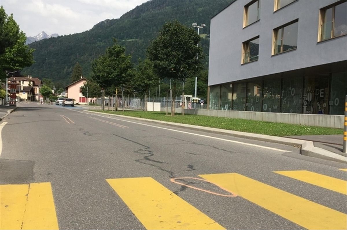 Le passage piéton où s’était produit l’accident est l’accès piétonnier principal au préau de la Grande Servanne, à Bex.