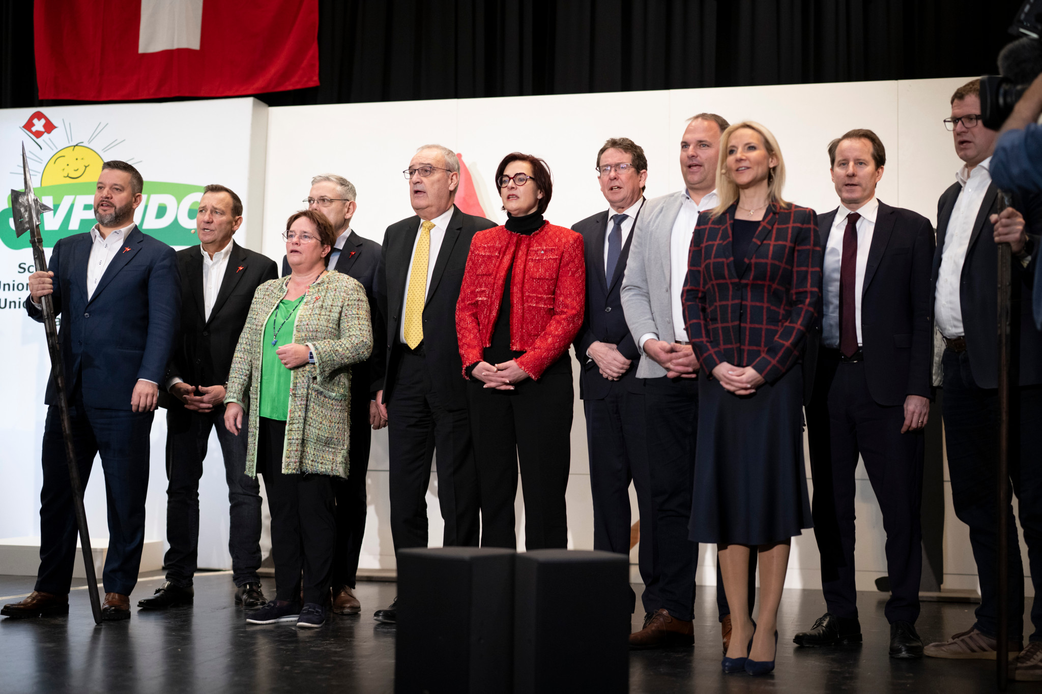 SVP-Parteileitung mit Bundesräten Guy Parmelin und Albert Rösti sowie Thomas Matter und Magdalena Martullo-Blocher singen Nationalhymne an Delegiertenversammlung in Maienfeld.