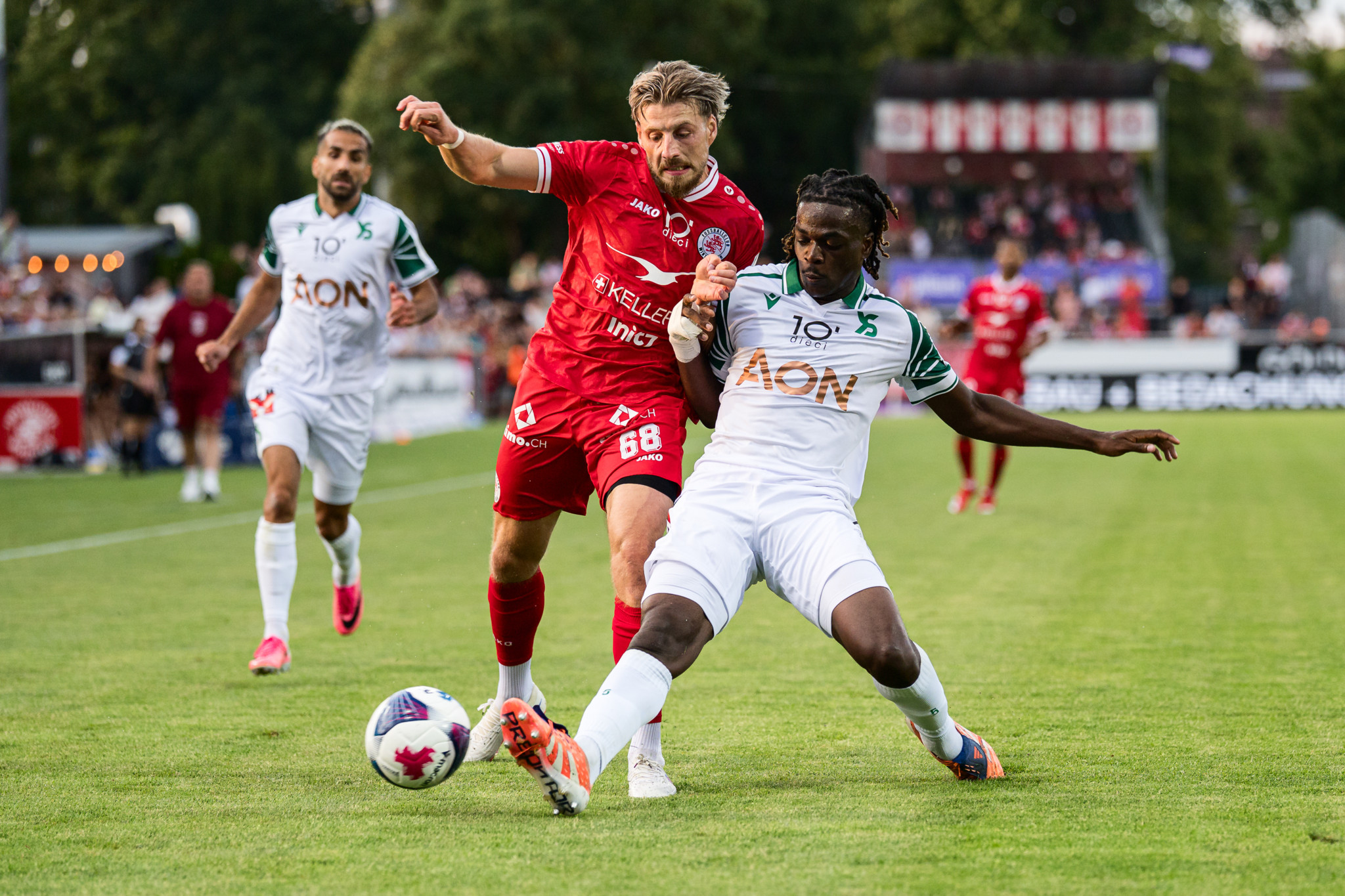 Brian Beyer (FC Winterthur, rot) im Zweikampf mit Jason Gnakpa (Yverdon Sport, grün-weiss) – Challenge League, Winterthur.