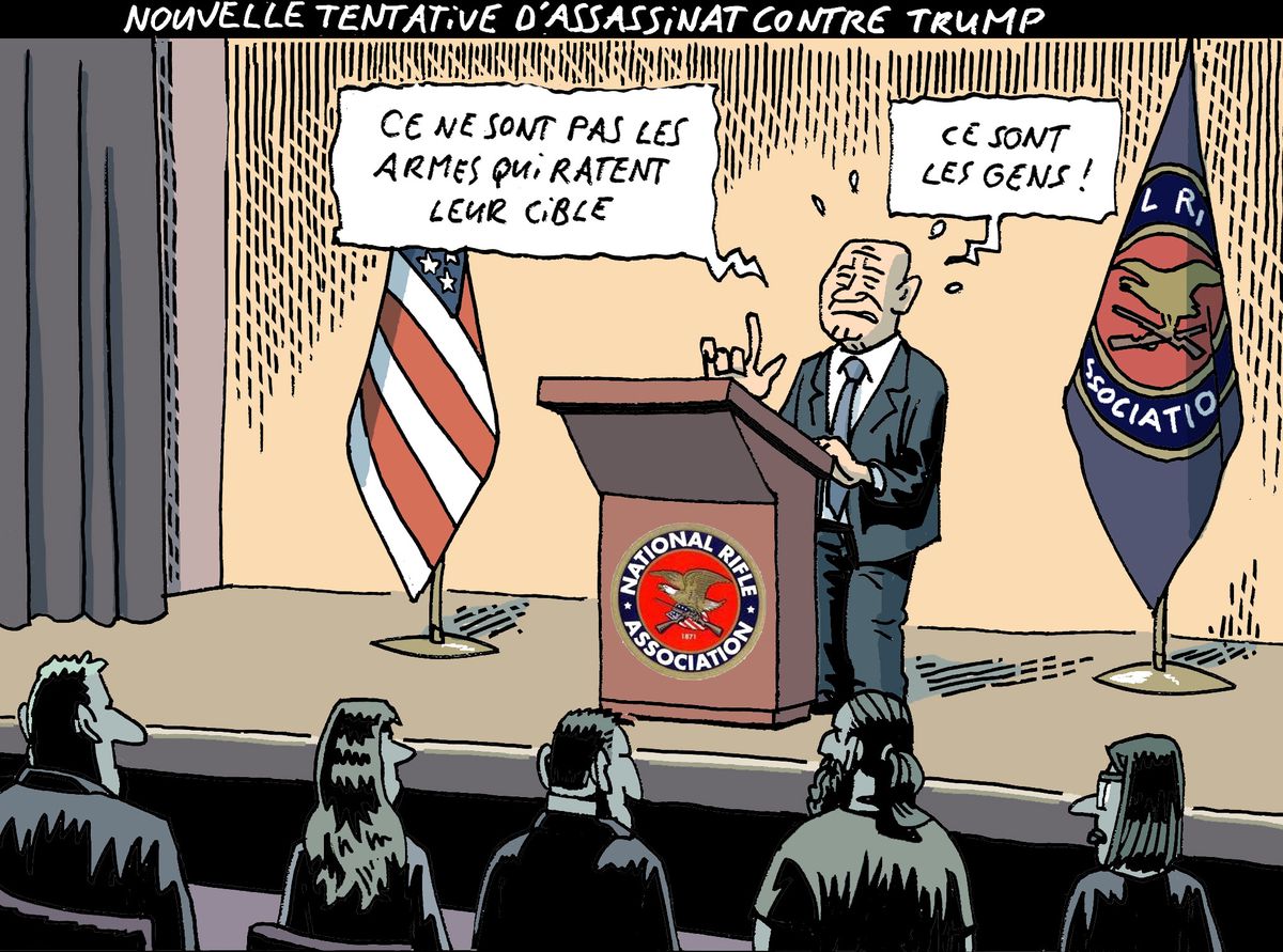 Caricature d'un homme en costume parlant à un podium avec le logo de la National Rifle Association, un drapeau américain, et une bannière NRA en arrière-plan. Une bulle de parole dit : « Ce ne sont pas les armes qui ratent leur cible ; ce sont les gens ! ». Un panneau en arrière-plan indique « Nouvelle tentative d'assassinat contre Trump ».