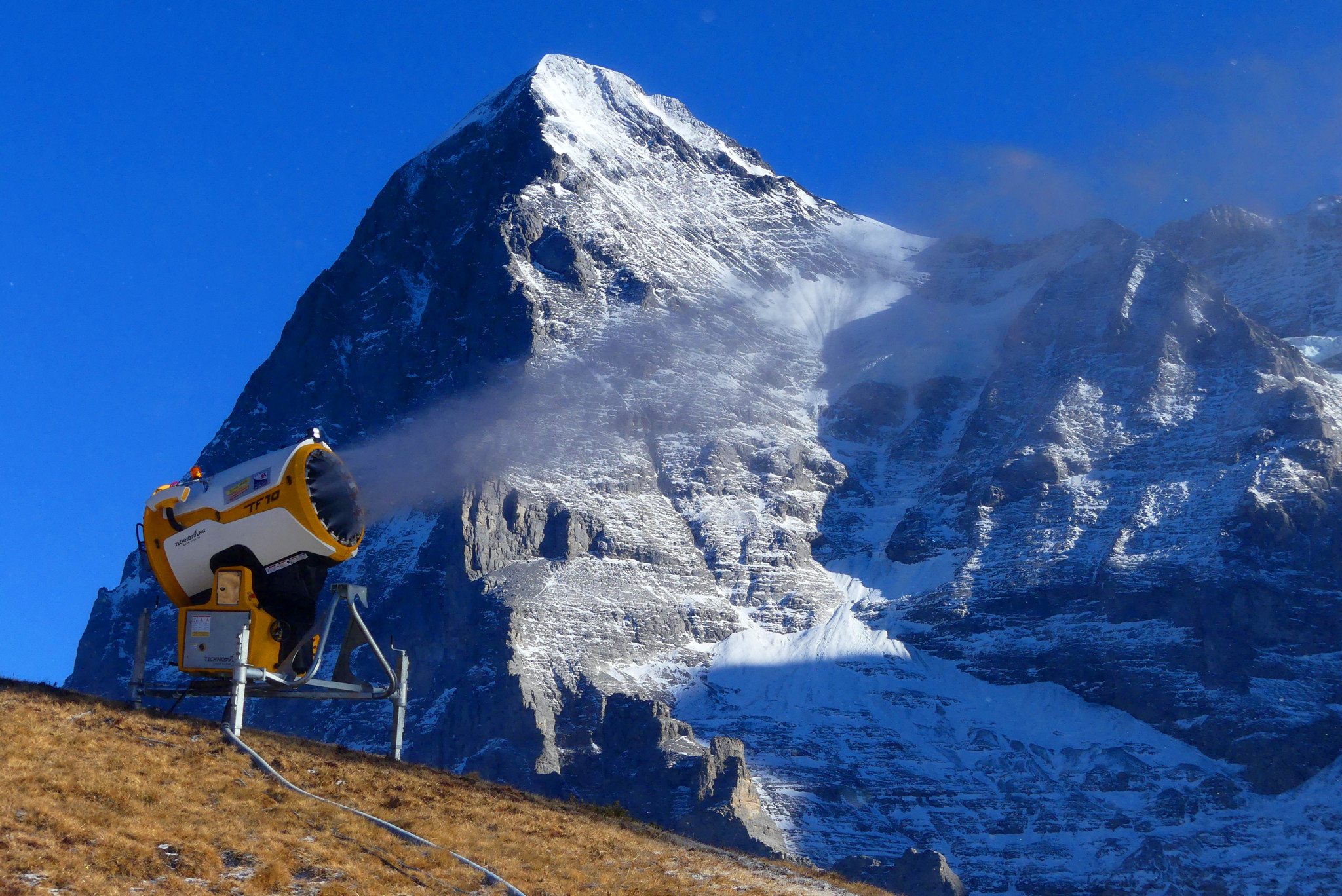 Wie Schneekanonen die Skigebiete der Schweiz retten