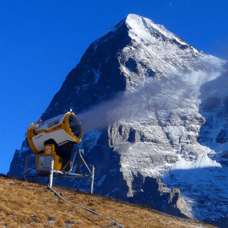 Wie Schneekanonen die Skigebiete der Schweiz retten