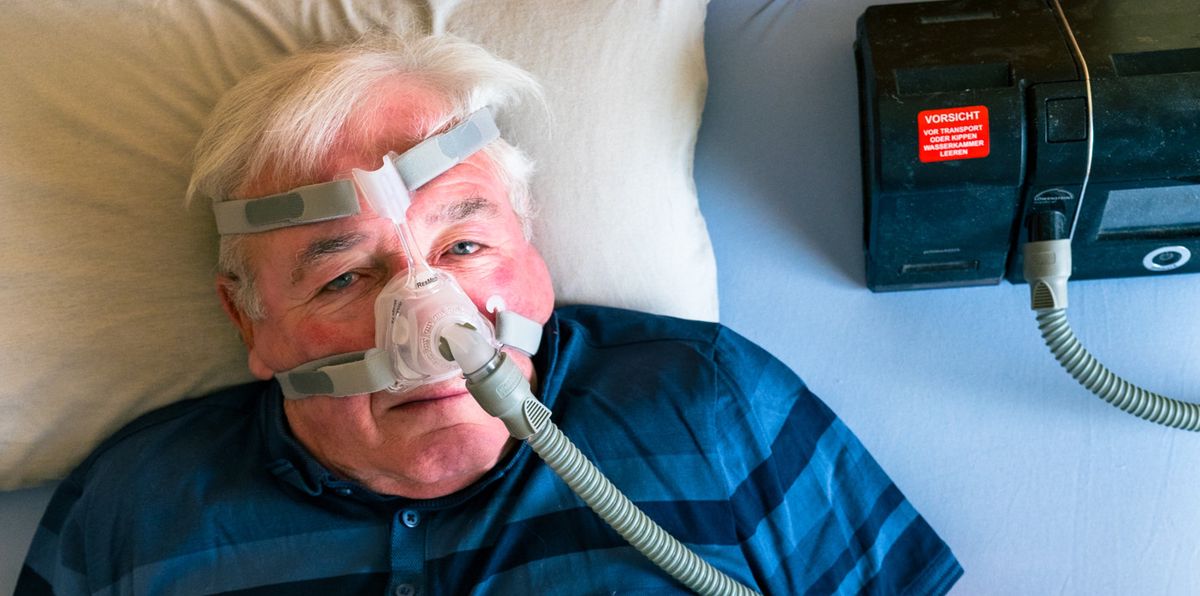 Pius Wirthlin mit seiner Schlafapnoe-Maske. Fotografiert in seiner Wohnung in Winterthur.