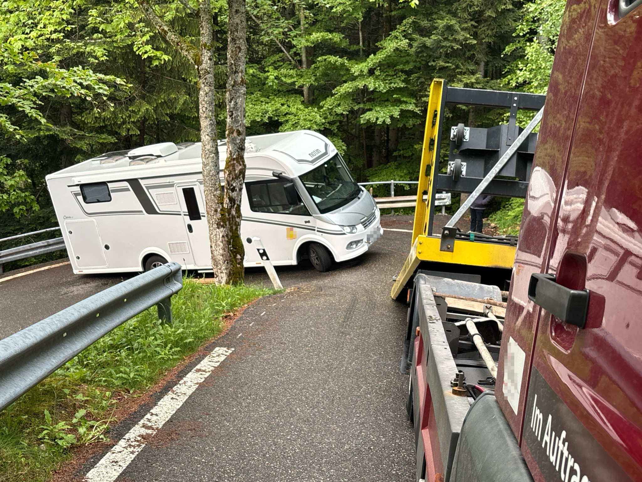 Bergung in Welschenrohr: Fahrverbot missachtet: Wohnmobil bleibt in Kurve stecken