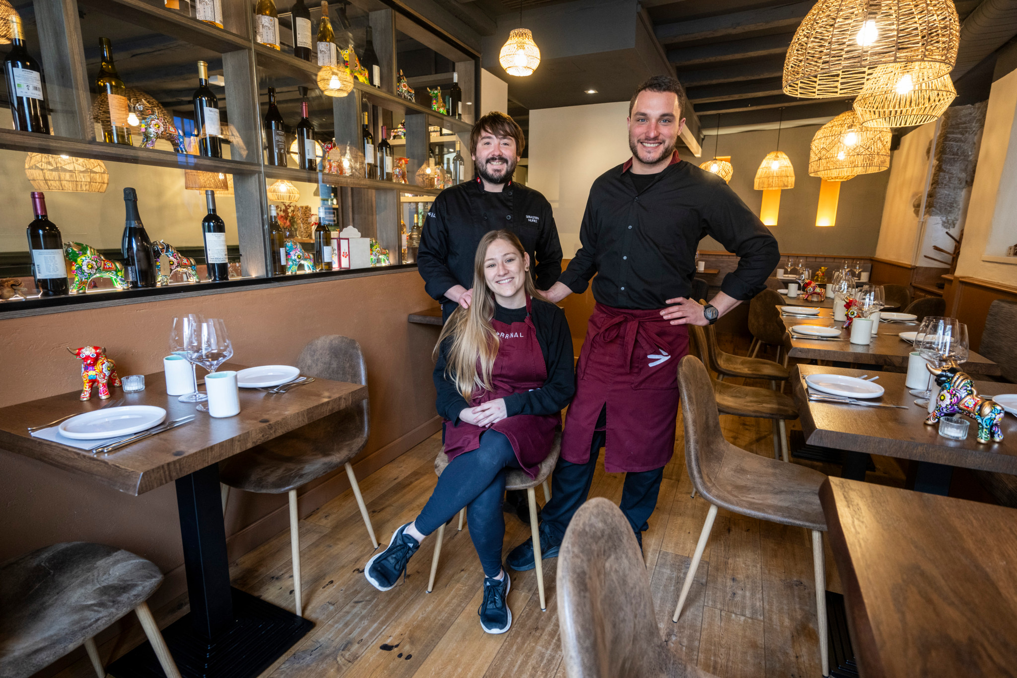 Nyon, le 30 janvier 2024, Le Terrenal à Nyon a ouvert dans l'ancien Maître Jaques. Il propose le meilleur de la cuisine péruvienne. Ici, Pauline Nunez (service), Sébaestien Nunez (cuisine, barbe) et Arnaldo Munoz (bar). ©Florian Cella/24H