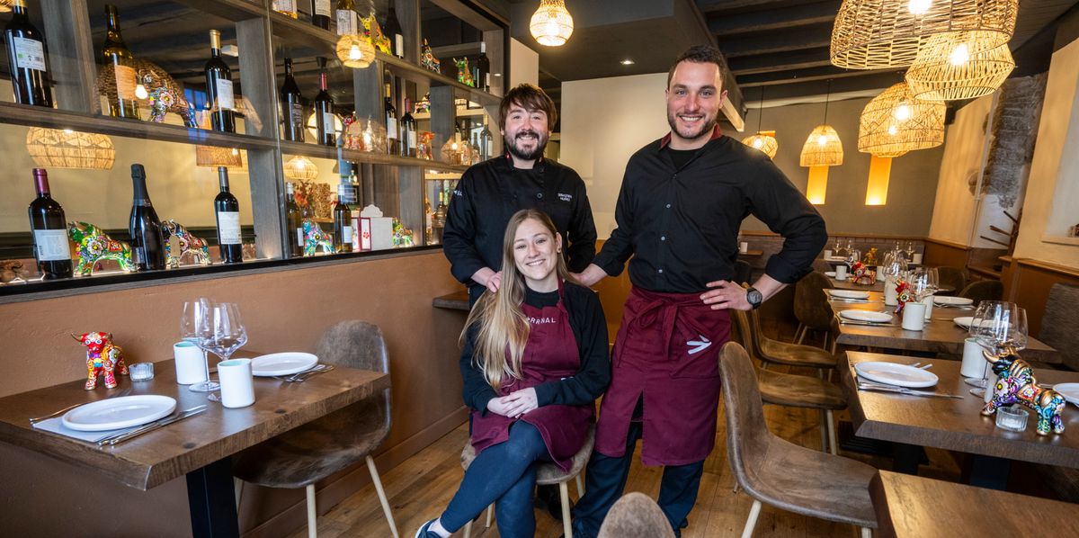 Nyon, le 30 janvier 2024, Le Terrenal à Nyon a ouvert dans l'ancien Maître Jaques. Il propose le meilleur de la cuisine péruvienne. Ici, Pauline Nunez (service), Sébaestien Nunez (cuisine, barbe) et Arnaldo Munoz (bar). ©Florian Cella/24H