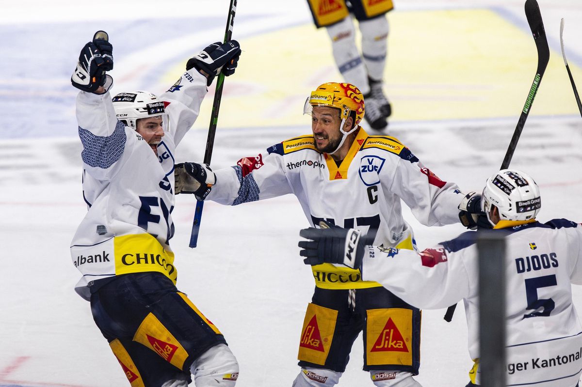 Dario Simion, à gauche, célèbre le goal du 3-1 avec Jan Kovar et Christian Djoos.
