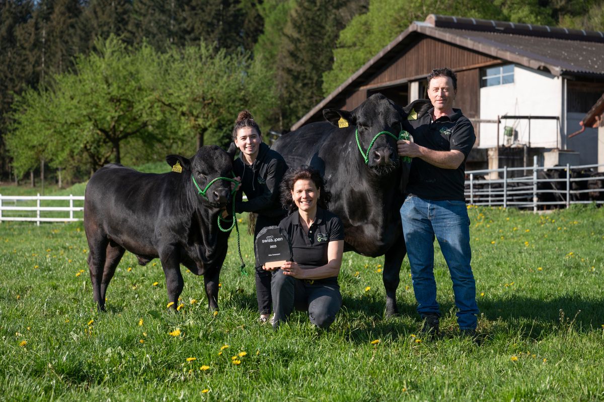La vache de la famille Faeh, de Ballens (au-dessus de Morges), a remporté le plus important concours qui réunit les éleveurs du pays. Michel, sa fille Norah, et son épouse Rahel, posent avec Cosy (la plus grande) et son veau Coldplay.