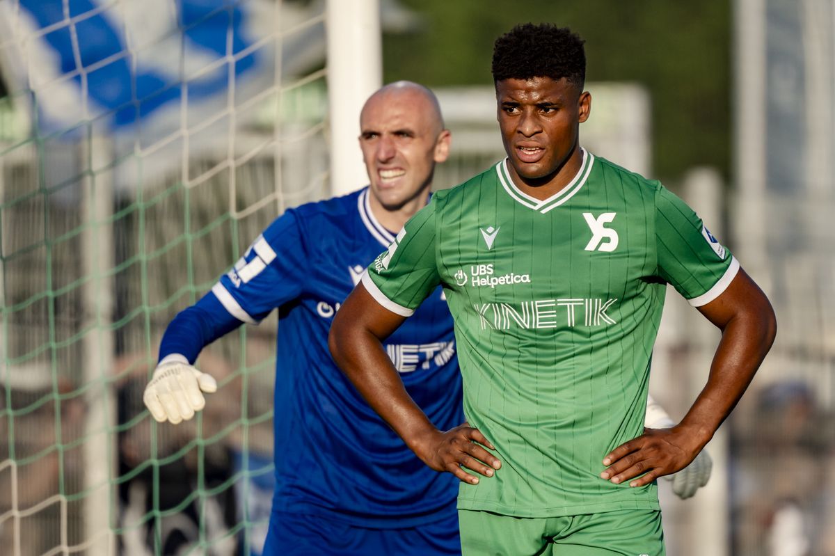 Le gardien Paul Bernardoni (YS) et Kevin Carlos (YS) reagissent lors de la rencontre de football de Super League entre Yverdon Sport FC et FC Zuerich le samedi 20 juillet 2024 au stade Municipal a Yverdon. (KEYSTONE/Jean-Christophe Bott)