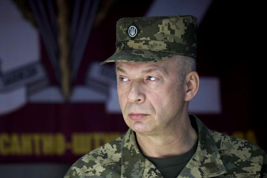 Oleksandr Syrsky, Commandant des Forces Armées Ukrainiennes, visitant la 82ème Brigade d’Assaut Aérien dans la région de Soumy, Ukraine, le 4 octobre 2024.