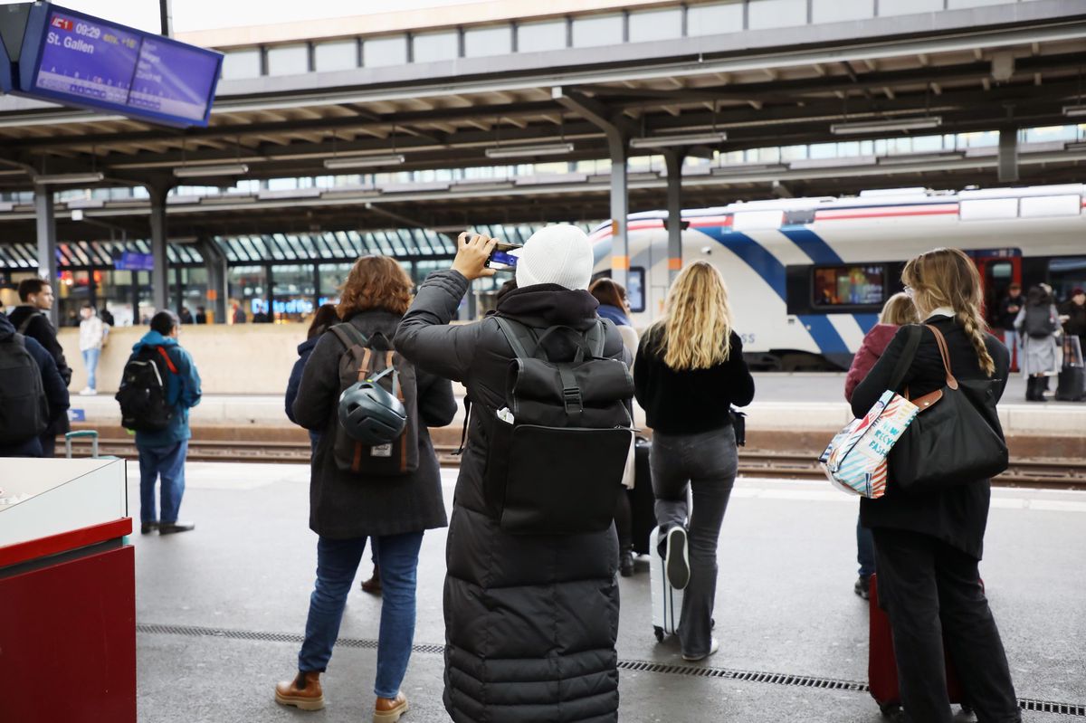 Genève le 9.11.2023,  La ligne Genève-Lausanne est perturbée, beaucoup de trains ont été annulés ou retardés. Une panne a touché des installations techniques en gare de Renens, annoncent les CFF © Georges Cabrera