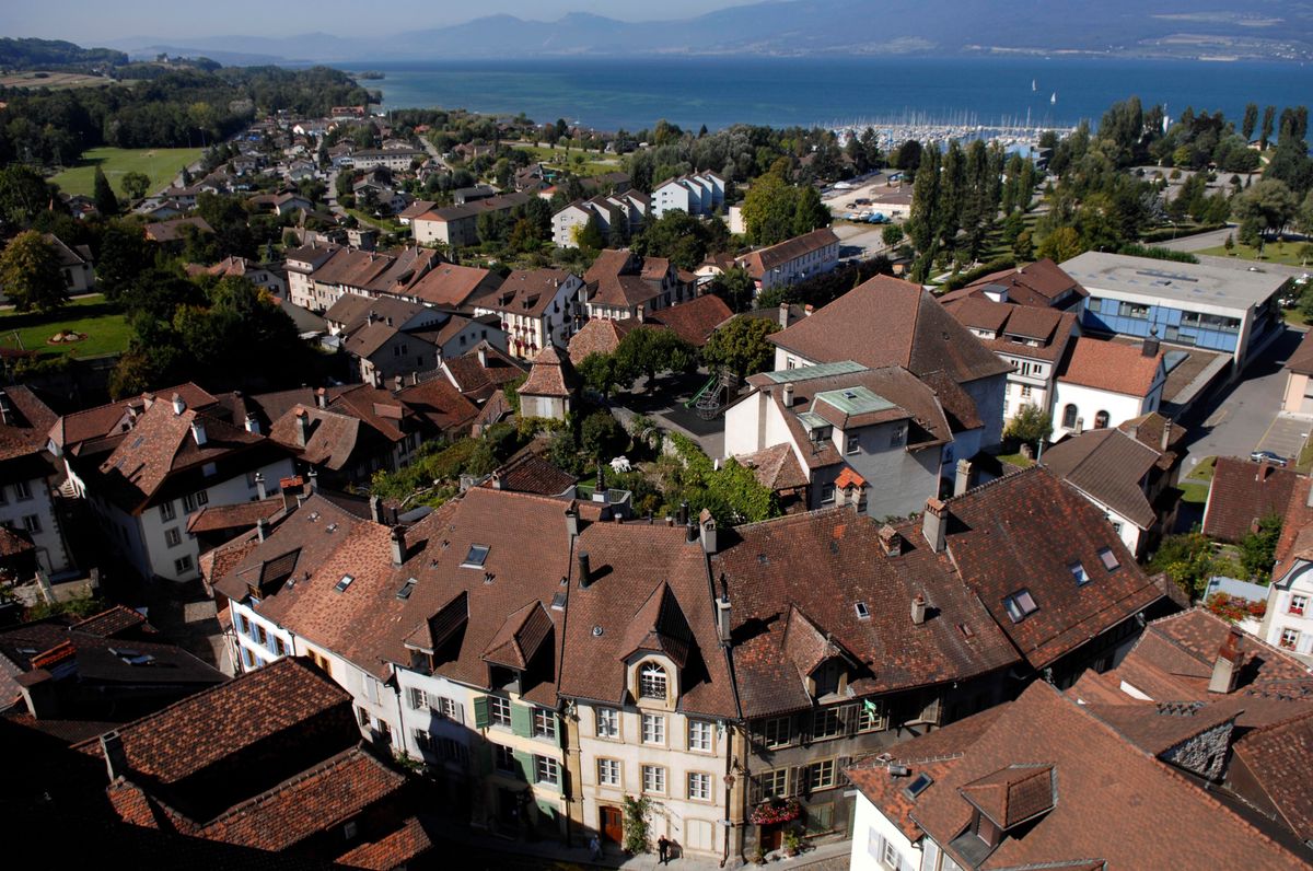 Estavayer-le-Lac le 7 Septembre  2007.Vue sur la ville d'Estavayer le Lac avec au fond le port © Jean-paul Guinnard