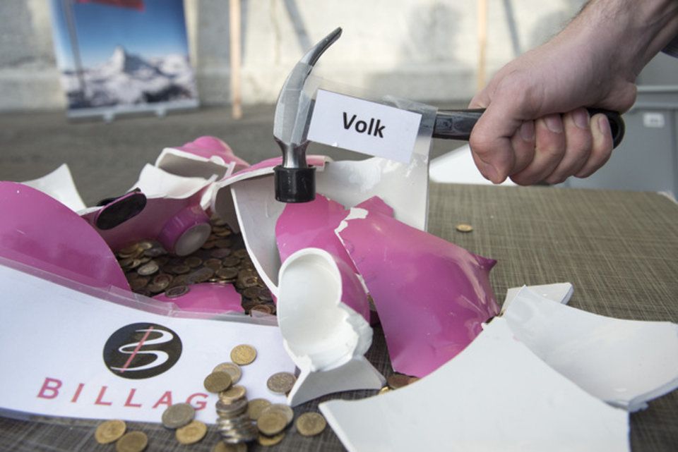 L'initiative «No Billag», déposée en décembre 2015, veut supprimer la redevance radio-TV et vise un financement purement commercial de la radio et de la TV. Elle exige que Berne ne subventionne pas des chaînes, qu'elle n'en exploite pas en temps de paix et qu'elle mette des concessions régulièrement aux enchères.