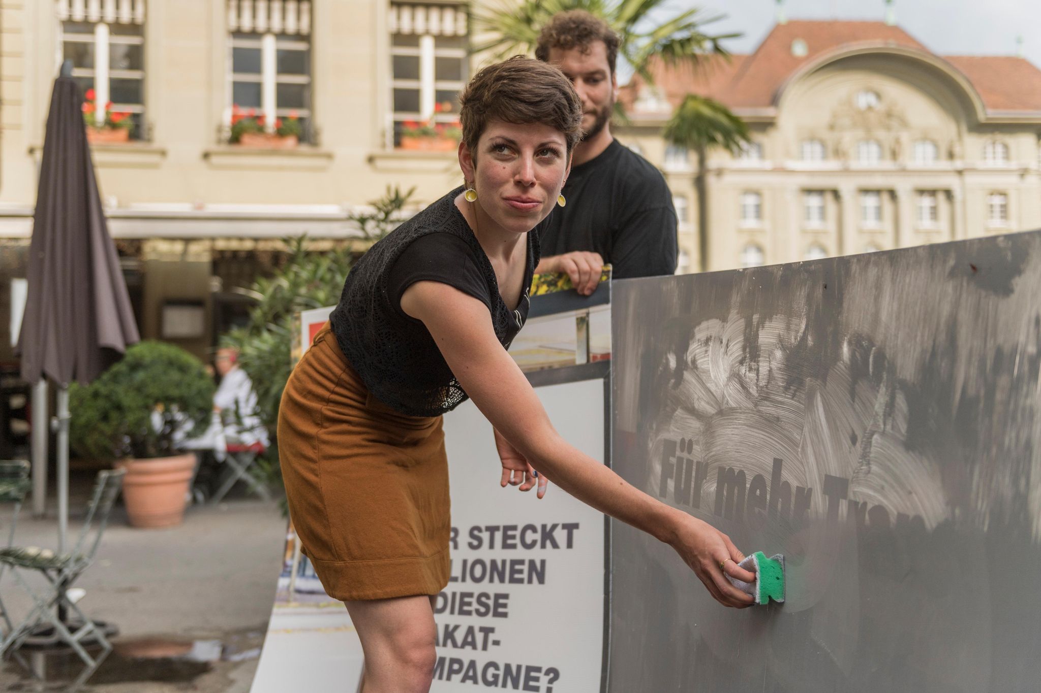 Schafft endlich Durchblick: Die Genfer Nationalrätin Lisa Mazzone, Nationalraetin (GP) und Co-Praesidentin des Trägervereins Transparenz-Initiative bei einer Kundgebung in Bern.