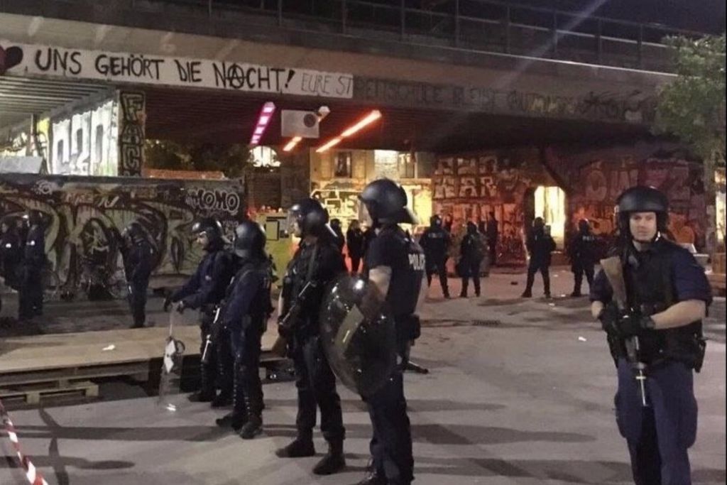 Plusieurs policiers blessés à la Reitschule à Berne