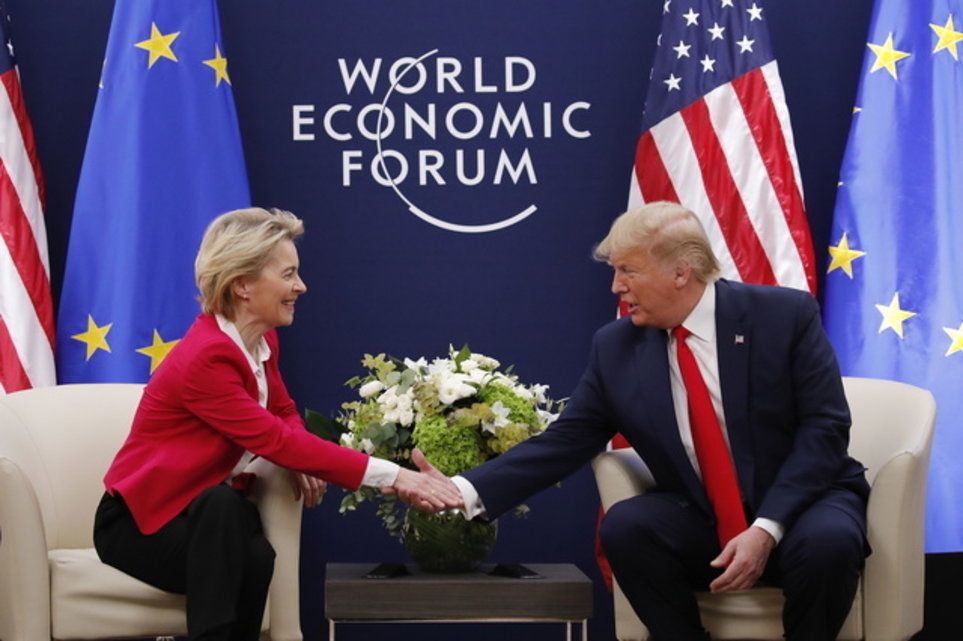 La présidente de la Commission européenne Ursula von der Leyen a rencontré le président américain Donald Trump lundi à Davos. Elle a annoncé mercredi vouloir conclure rapidement un nouvel accord commercial avec Washington.