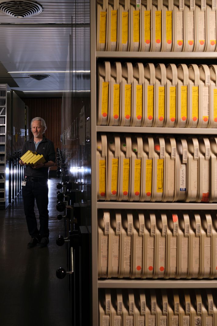 Genève, le 21 février 2024. Les trésors des archives sportives de la TSR RTS SSR. Vue, dans les sous-sols de la tour, du dernier compactus qui doit encore être numérisé. Les archives des sports se reconnaissent à la couleur jaune des cassettes Betacam, soit les longues durées. Les autres services utilisaient des cassettes normales de couleur grise.    Photo Yvain Genevay / Le Matin Dimanche