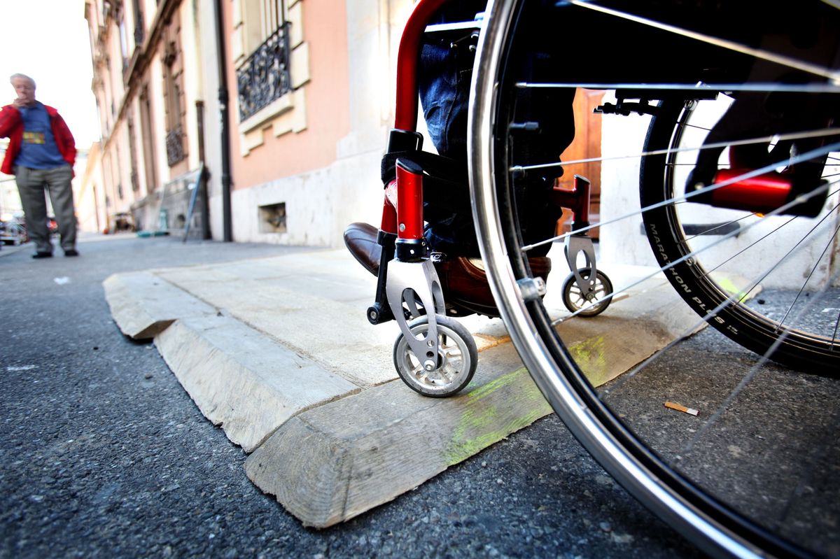 Genève, le 19 mars 2010. Hermann Ntsoli est en chaise roulante et montre les accès difficiles à genève pour les gens à mobilité réduite.  © Magali Girardin.