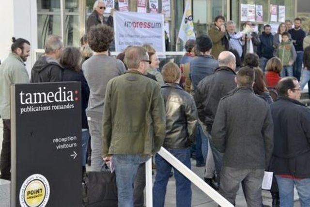 Les employés se sont réunis sur les marches de la Tour de l'avenue de la Gare.