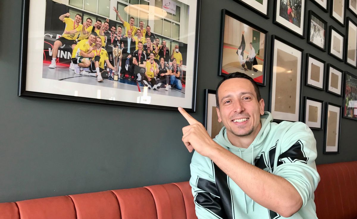 «C’est ça que l’on vise», affirme Dejan Radic en pointant le doigt sur le souvenir encadré d’un titre mémorable.