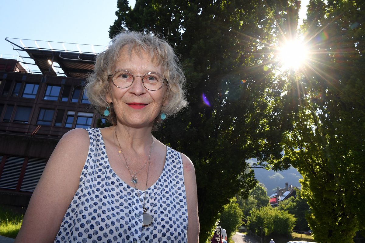 Regula Riniker vor dem Spital Thun, wo sie die Seelsorge leitet.