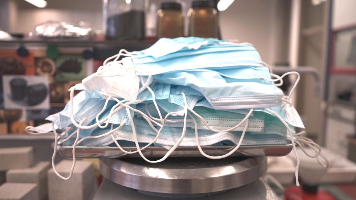 Collectés en boutique puis désinfectés, les masques sont pesés à leur arrivée à Saint-Gall.