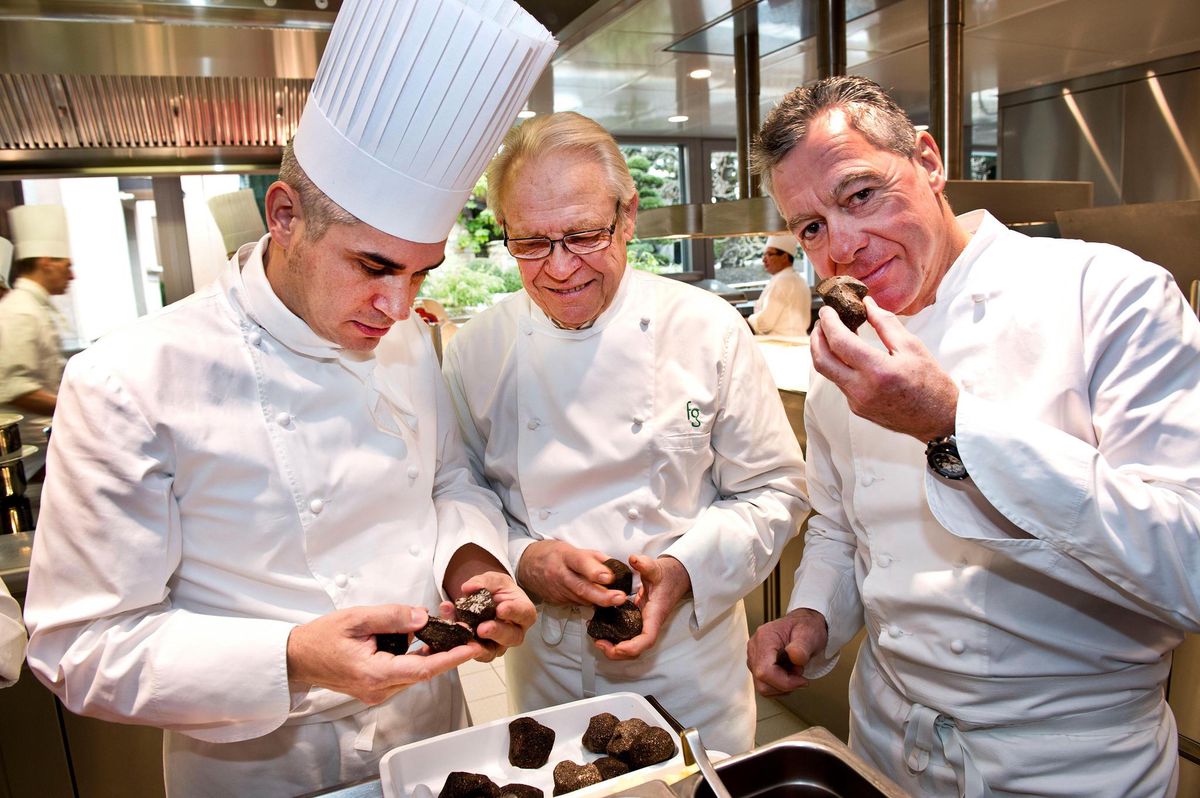 Trois des chefs de Crissier réuni pour recevoir un prix: Benoît Violier, Fredy Girardet et Philippe Rochat. Manque Franck GIovannini, qui a pourtant travaillé pour chacun d’entre eux.