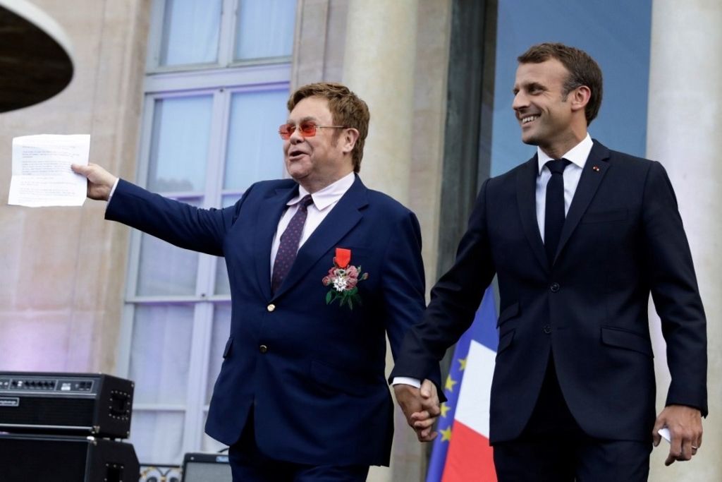 Main dans la main, Macron et Elton John contre le sida