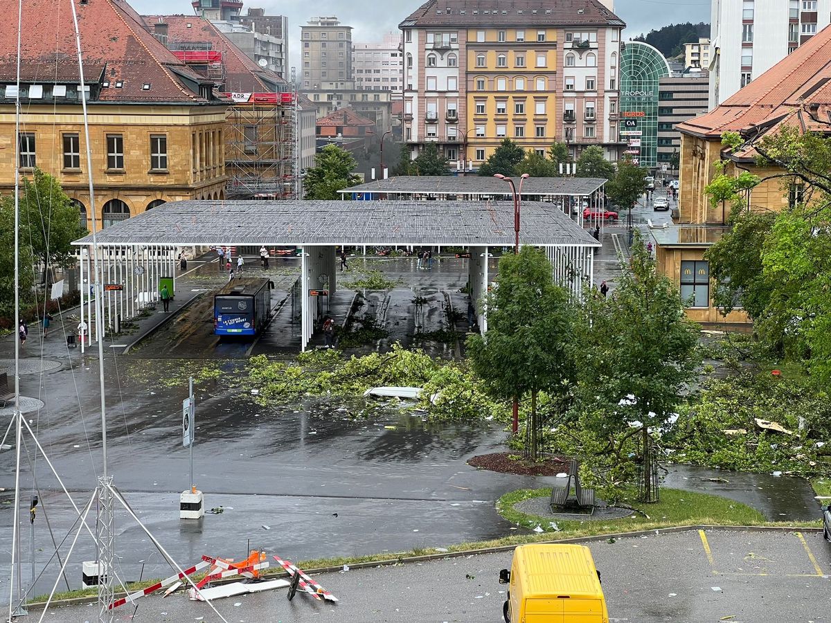 La place de la Gare de La Chaux-de-Fonds après la tempête.