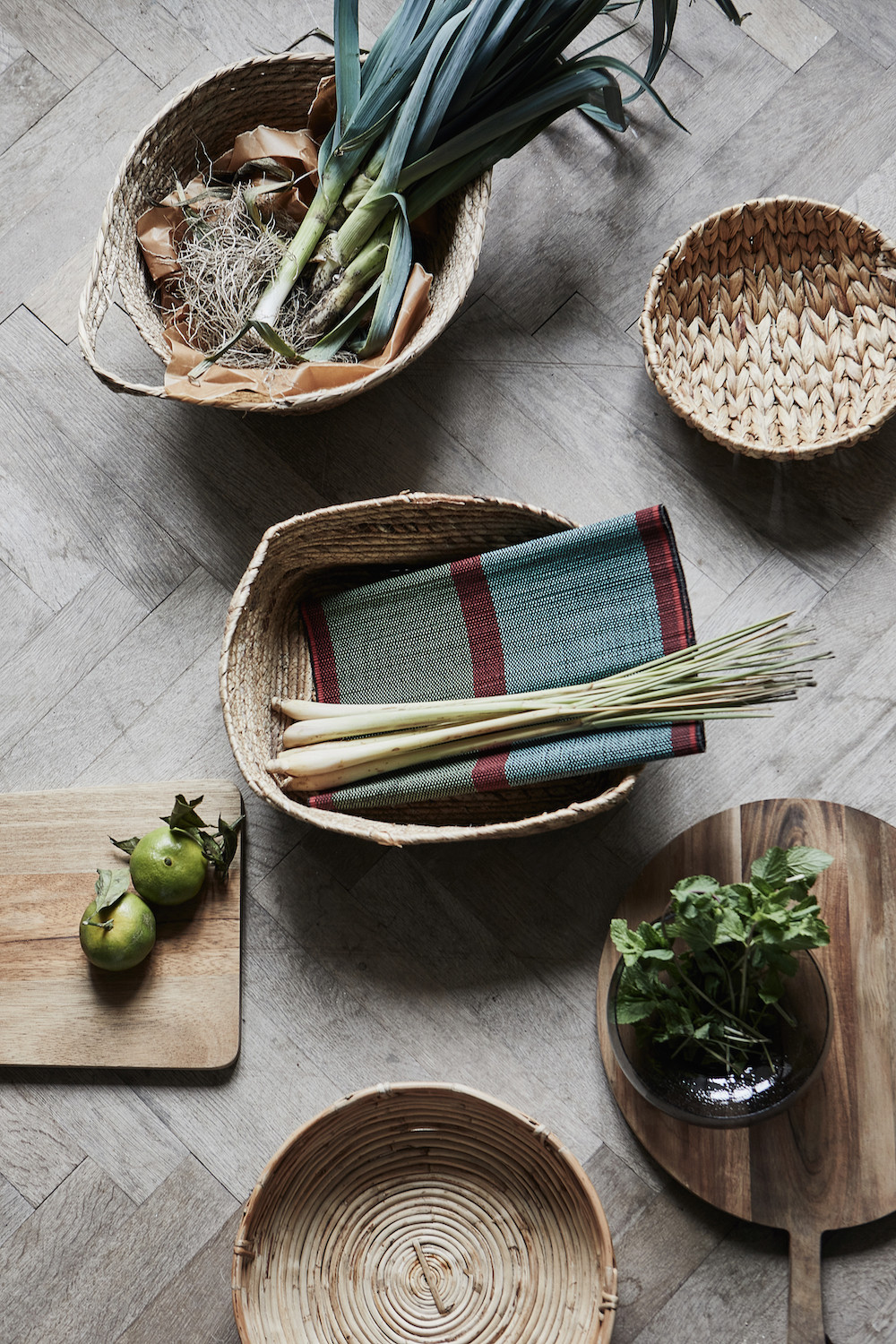 Mit hübschen Körben, Schneidebrettern und Servietten macht Kochen und Servieren noch mehr Freude. Accessoires und Foto: House Doctor