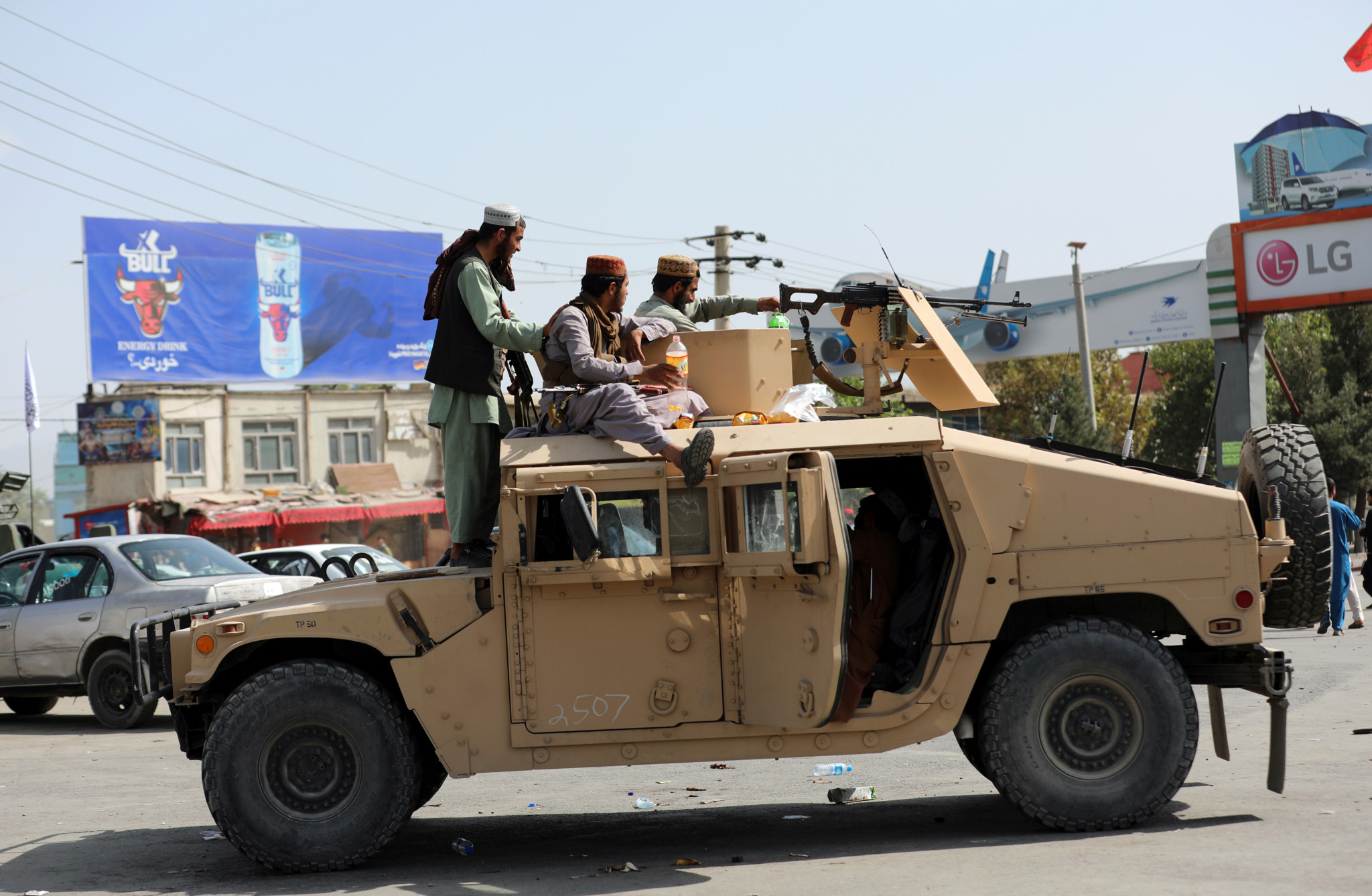 Profitieren von der amerikanischen Hinterlassenschaft: Taliban mit einem US-Militärfahrzeug. 