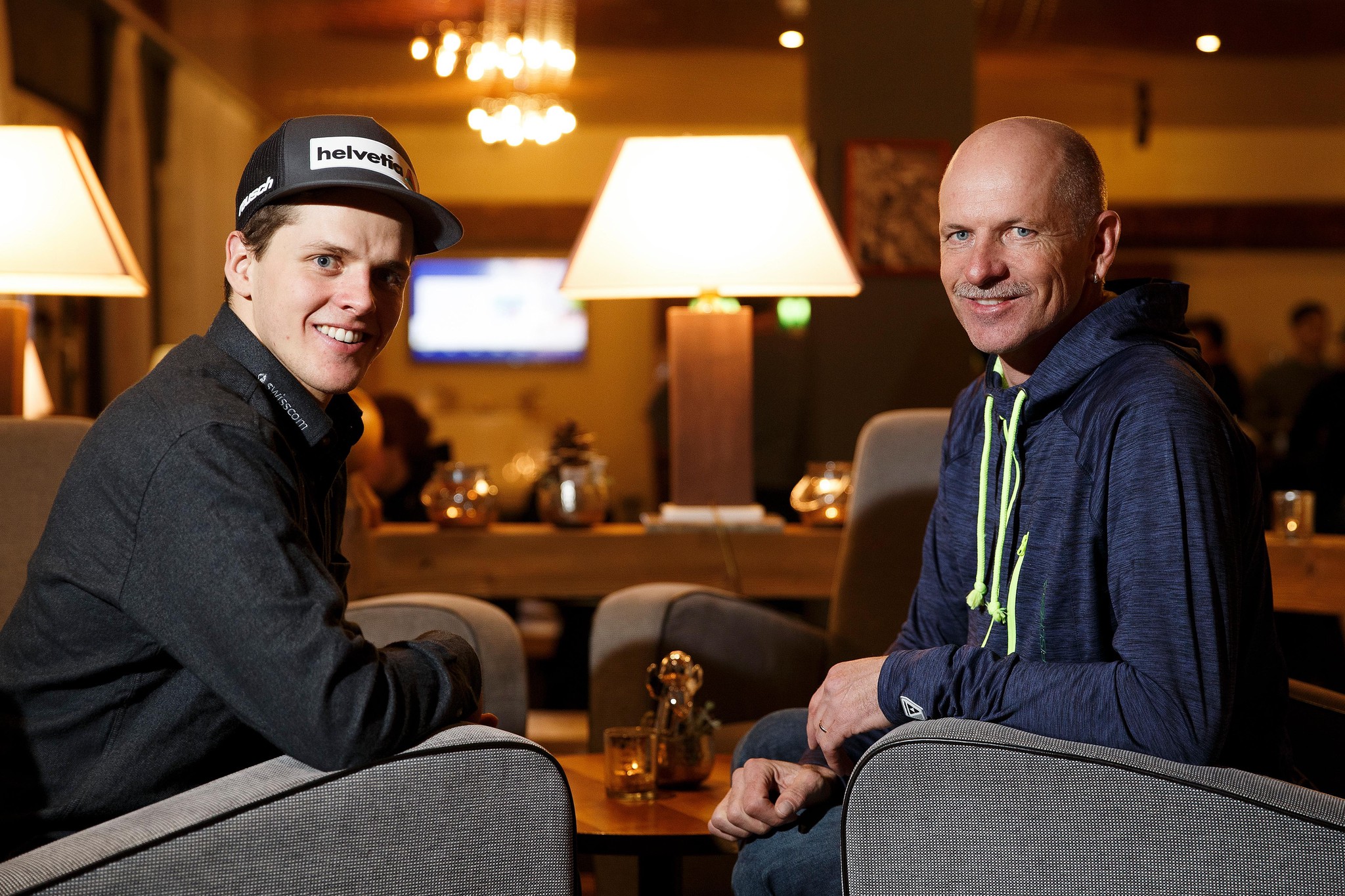 Noel links sitzt mit Vater Michael Mike von Gruenigen im Hotel Steinmattli beim FIS Ski Weltcup in Adelboden, 11. Januar 2019. Foto: Christian Pfander / Tamedia AG.