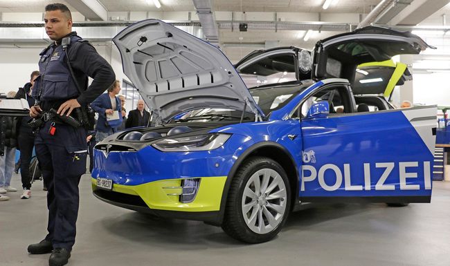 2019 schaffte das Justiz- und Sicherheitsdepartement des Kantons Basel-Stadt eine Flotte von sieben Tesla Model X 100D an. Durch die hohe Budget Überschreitung sorgte dies für grossen Aufruhr.