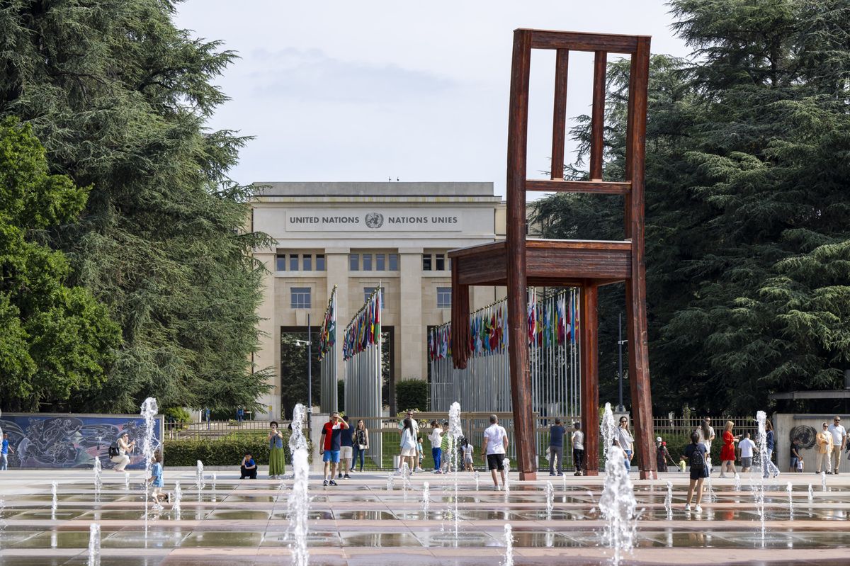La sculpture 'Broken Chair' restaurée sur la Place des Nations devant le siège européen des Nations Unies à Genève, en Suisse, jeudi 8 août 2024. La sculpture est un symbole des victimes des mines antipersonnel, créée par l'artiste suisse Daniel Berset en 1997 pour Handicap International.