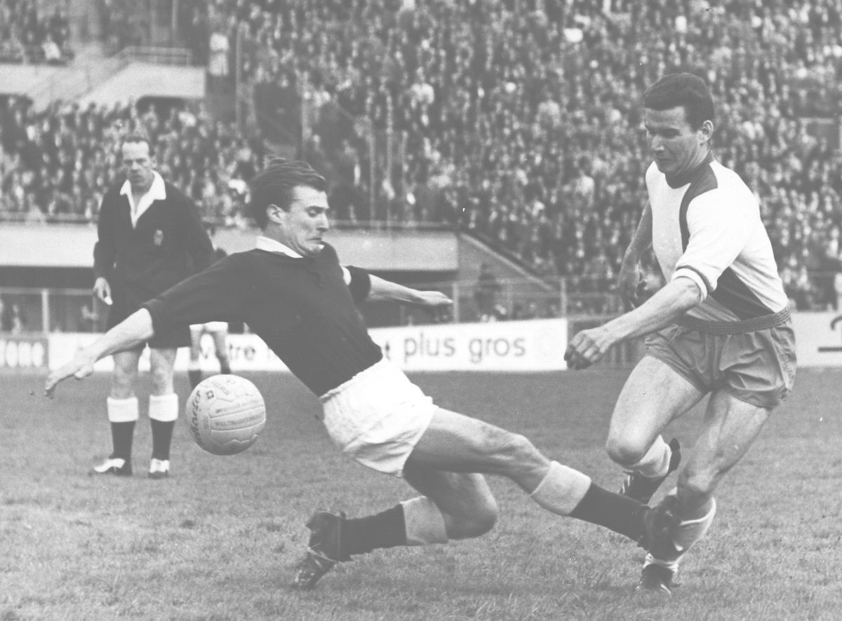 Football. Derby romand entre Lausanne et Servette. Le match s'est soldé par un 2 à 1 pour les Vaudois. De gauche à droite, Maffiolo de Servette aux prises avec le Lausannois Charles Hertig.