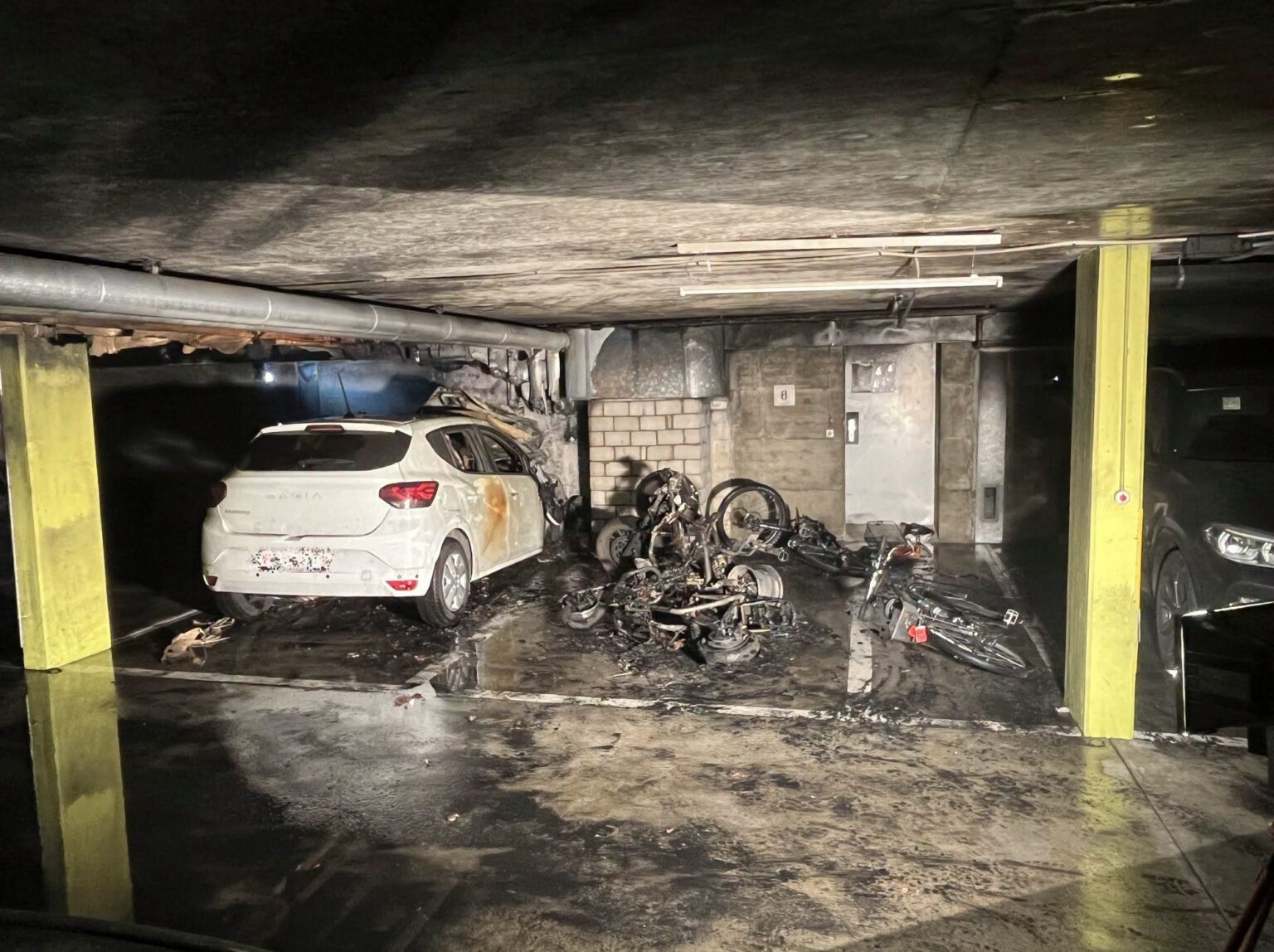Appel à témoins lancé: Un incendie dans un garage détruit une voiture et des trottinettes électriques